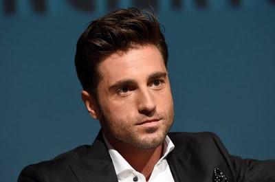 David  Bustamante demuestra sus dotes en un catamarán