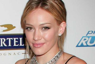 Hilary Duff defiende a Selena Gómez