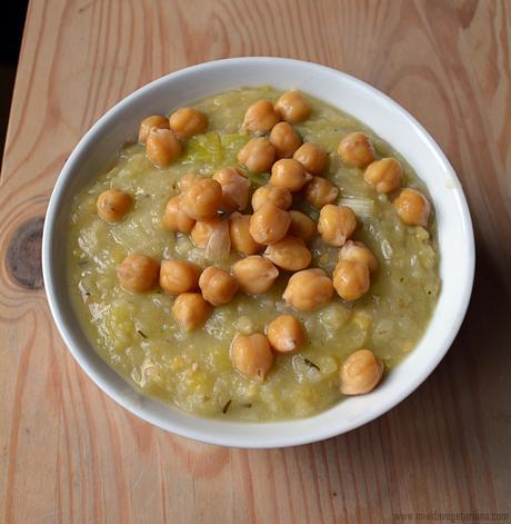 Crema de patata y puerro con garbanzos