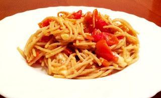 Spaghetti integral al ajo con tomate cherry salteado