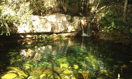 Loquinhas: pozos de agua con cascadas que cuando recibe rayos de luz el agua se torna verde esmeralda, color de sanación