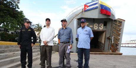 El embajador cubano, Rogelio Polanco, y el vicepresidente para el Área Social, Jorge Arreaza, frente a uno de los buques que llegará con ayuda humanitaria al oriente cubano. Foto: AVN