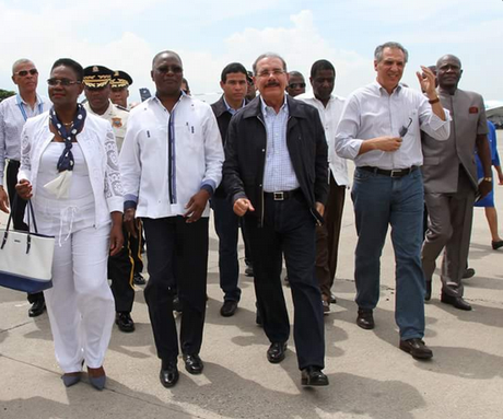 Danilo realiza visita sorpresa a Haití en gesto solidario.