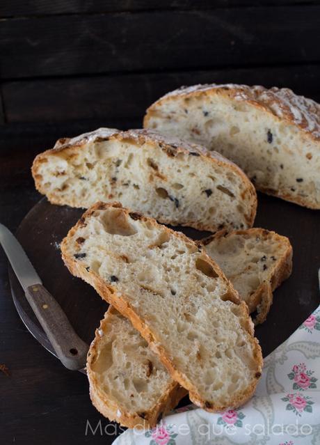 Pan con tomates secos y aceitunas {Sin amasado}