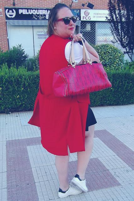 http://www.loslooksdemiarmario.com/2016/10/maxi-chaleco-rojo-look-curvy.html