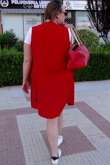 http://www.loslooksdemiarmario.com/2016/10/maxi-chaleco-rojo-look-curvy.html