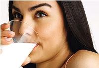 SI TIENES ACNÉ PUEDES TOMAR CHOCOLATE, PERO NO LECHE DESNATADA….