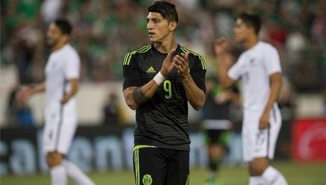 Alan Pulido presenta una inflamación en la rodilla Alan Pulido presenta una inflamación en la rodilla