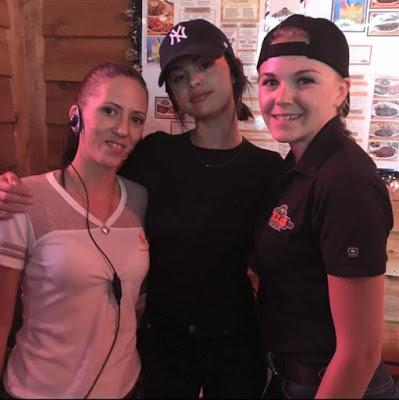 Selena Gómez fue vista en el restaurante Texas Roadhouse.