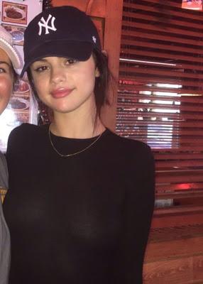 Selena Gómez fue vista en el restaurante Texas Roadhouse.