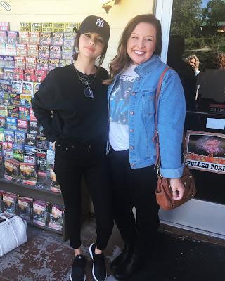 Selena Gómez fue vista en el restaurante Texas Roadhouse.