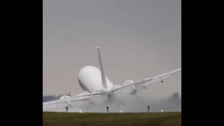 El infartante aterrizaje de un avión por fuertes vientos el-infartante-aterrizaje-de-un-avion-por-fuertes-vientos