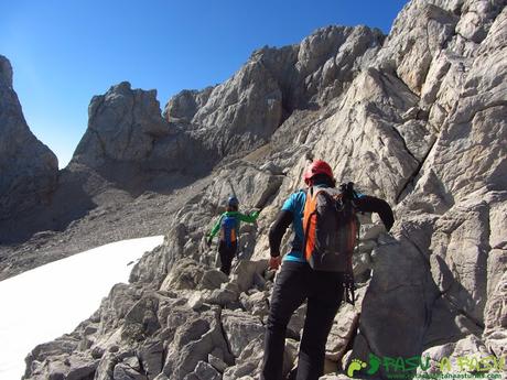 Camino a la canaleta este del Llambrión