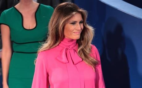 Melania Trump y la polémica blusa de $1,100 que lució en el segundo debate presidencial  (FOTO)