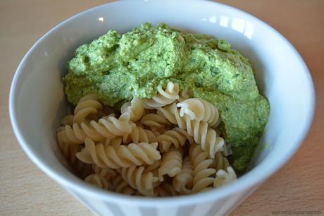 Pasta con crema de tofu y aguacate