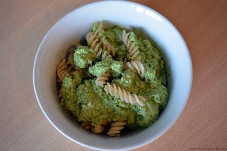 Pasta con crema de tofu y aguacate