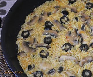 Arroz con champiñones y aceitunas