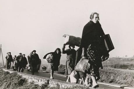 Refugiados españoles huyendo hacia la frontera francesa retratados por Robert Capa