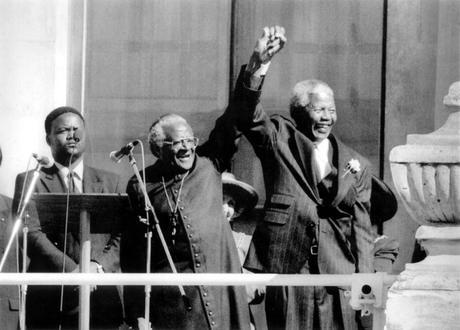 Desmond Tutu, arzobispo de Ciudad del Cabo, y Nelson Mandela, el día de su victoria electoral en 1994. Foto de Dudley Brooks para Washington Post