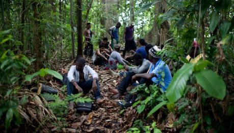 Un grupo de inmigrantes descansa en un sendero del Darién. Fuente: Huffington Post