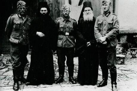 Pie de foto: oficiales nazis posando con monjes athonitas en la Pascua de 1941. John Sanidopoulos