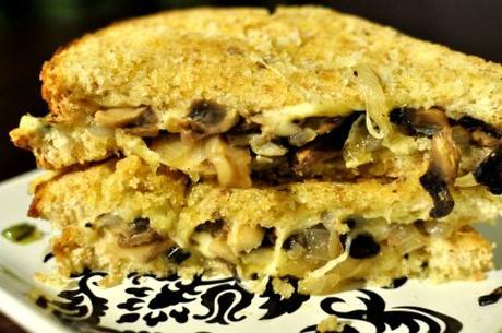 sandwich-vegetariano-de-champinones-cebolleta-y-queso-12