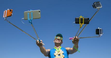 la-estupida-nueva-forma-para-tomarse-selfies-que-esta-arruinando-los-celulares