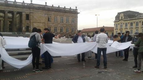 Por la paz: Doris Salcedo regó cenizas en una plaza de Bogotá