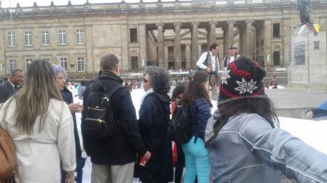 Por la paz: Doris Salcedo regó cenizas en una plaza de Bogotá Por la paz: Doris Salcedo regó cenizas en una plaza de Bogotá