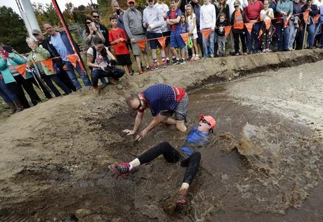 El extraño deporte de cargar a tu esposa El extraño deporte de cargar a tu esposa