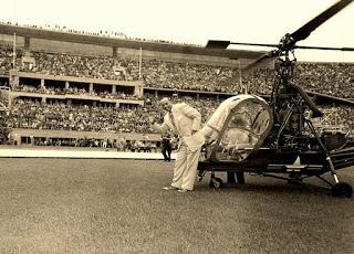 Jesse Owens descendiendo del helicóptero.