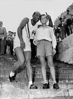 Jesse Owens en la visita al Olympiastadion de Berlín.