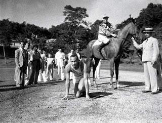 Jesse Owens competiendo con un caballo.