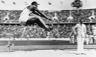 Jesse Owens en la final de salto de longitud de los Juegos Olímpicos de Berlín.