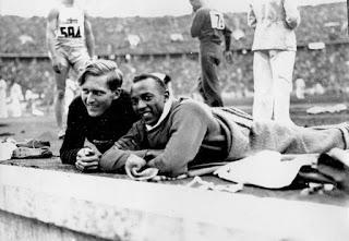 Jesse Owens y Lutz Long descansando en su participación en la prueba de salto de longitud.