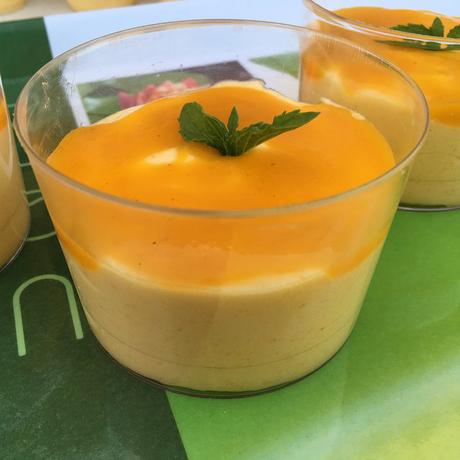 Mouse de maracuya con coulis de mango