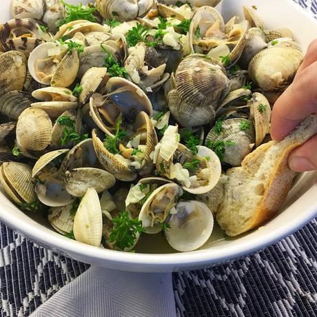 Almejas al Ajillo. Un plato que no pasa de moda. Almejas al Ajillo. Un plato que no pasa de moda.