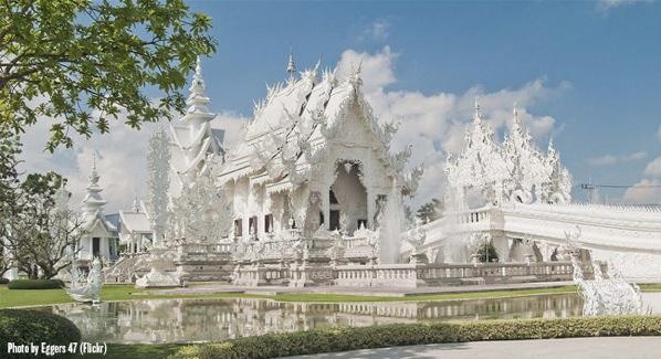 Templo budista decorado con superhéroes y Matrix