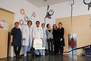 Dos artistas customizan las salas de oncología y hemodiálisis del Hospital de Denia