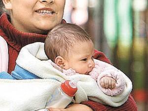 madre trabajadora 300x225 Una de cada tres españolas piensa ser madre hasta los 45 años