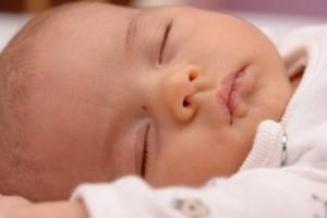 bb durmiendo1 300x200 Homeopatía para el trastorno del sueño en bebes y niños