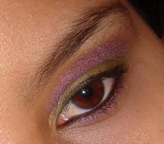 Look morado + verde