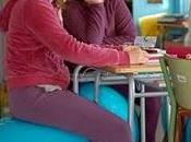 escuela Catalunya elimina sillas para fomentar posturas correctas