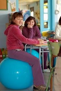 Una escuela de Catalunya elimina las sillas para fomentar las posturas correctas