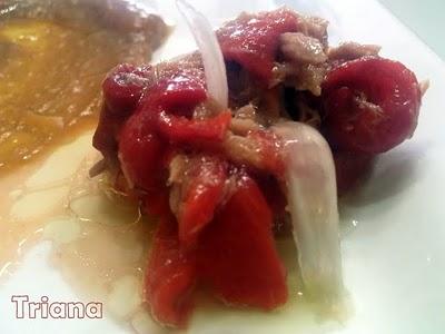 Caramelos de gambas y puerro con pimientos asados