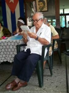 leyendo-apuntes leyendo apuntes 225x300 Hábitos de lectura recomendables en la tercera edad