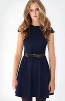 POÈTE  mirando atrás.