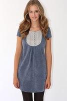 POÈTE  mirando atrás.