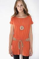 POÈTE  mirando atrás.