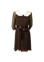 POÈTE  mirando atrás.